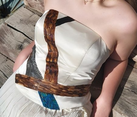 Robe bustier blanche avec des ligne plumes naturelles comme paon, faisans et pintade.