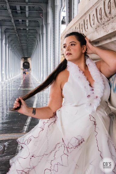 tenue 2 pièces veste et jupe blanche et bordeaux et le col de la veste est orné de plumes d'oie