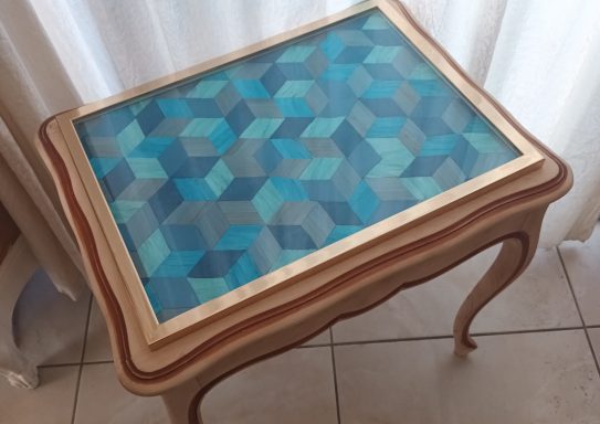 Table en bois avec un plateau en mosaïque de motifs géométriques bleus, marqueterie en plumes, cuir